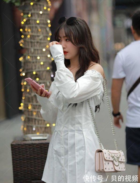搭配|甜美的白色褶皱礼服，与透明高跟鞋搭配突出高级，看上去干净整洁