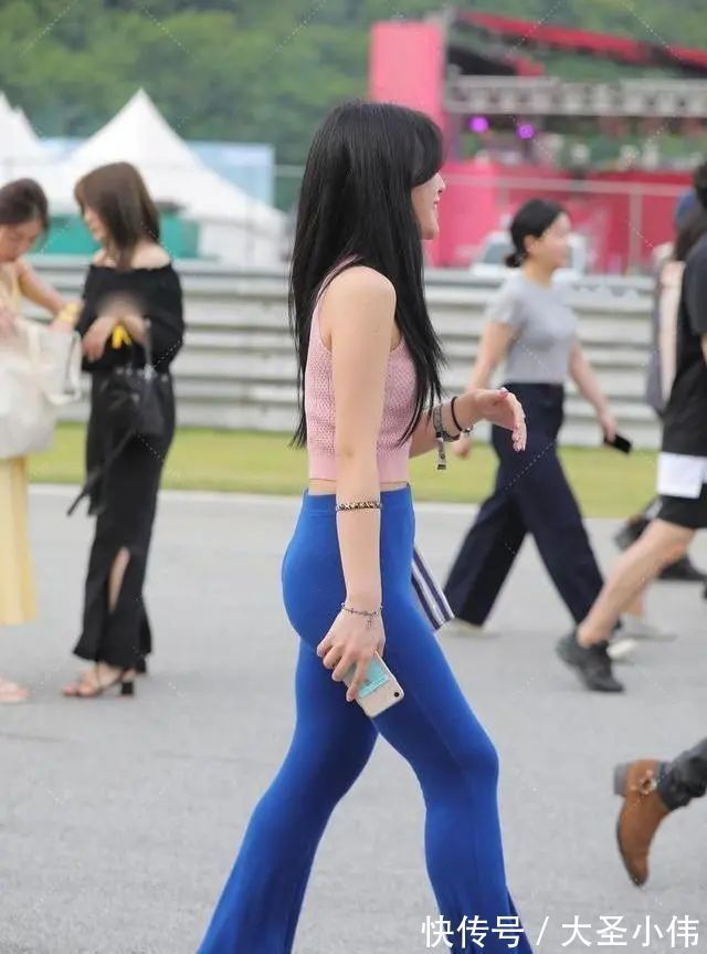 条纹 美女街拍:粉色优雅上衣搭配拉上你牛仔打底裤,频繁的单品之一,穿出美感