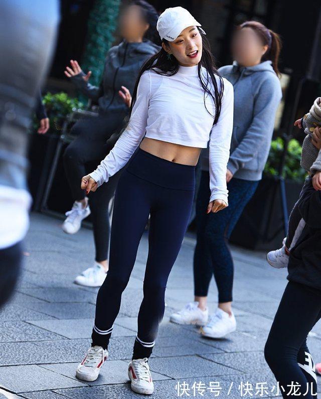 身姿 打底裤简单却不失时尚设计感,可以起到修饰显瘦的效果