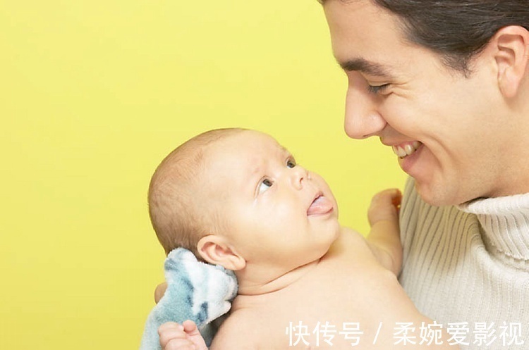 宝宝|经常被爸妈抱的娃和经常自己躺着玩的娃,长大后的差距会越来越大