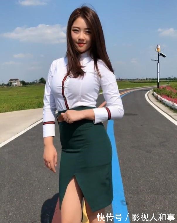 高跟鞋 衬衣上带着紧绷感，这样的小妹妹不动声色地展现美！