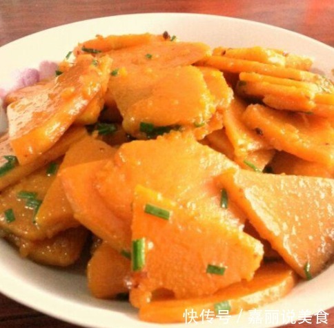 回娘家吃饭，妈妈拿出了拿手的南瓜做法，老公非要妈妈教着做