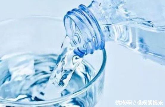 喝水时，一半开水兑一半冷水，对身体有什么影响看完可能涨知识