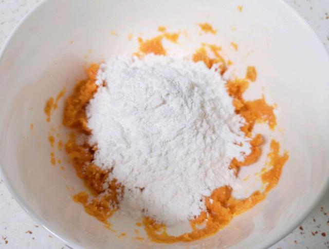 红薯除了蒸煮外，还可以搓成小圆子，加点银耳，好喝的甜品汤