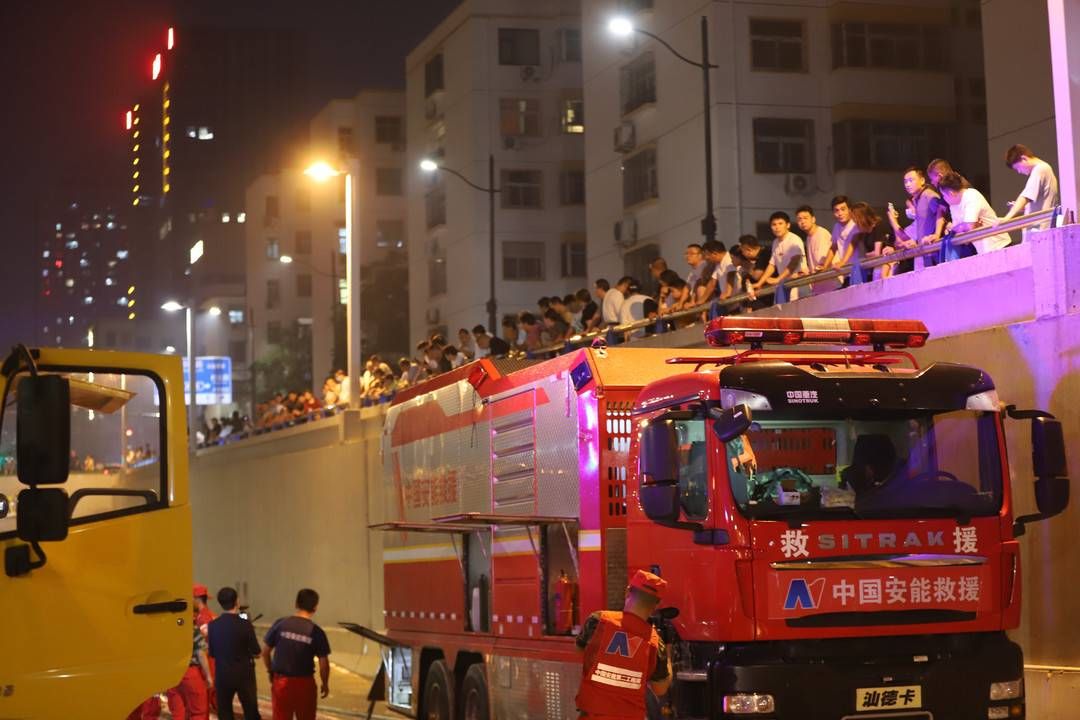 郑州|暖！河南郑州救援现场 市民自发给救援人员送爱心晚餐