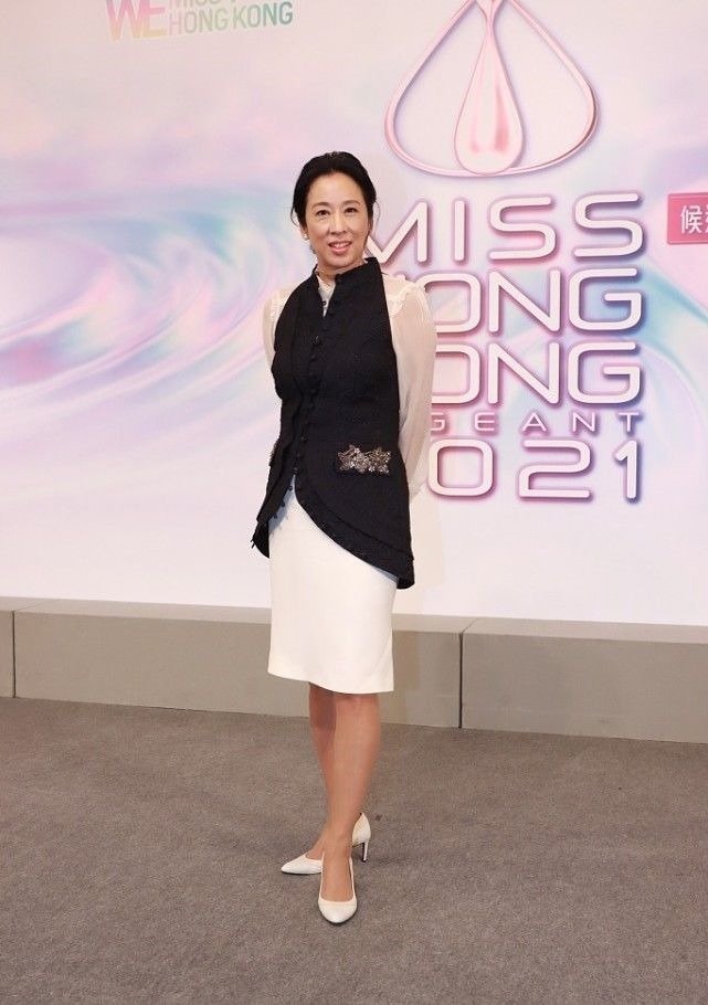 外套|朱玲玲到底是“阔太太”,白色连衣裙配黑外套简约高级,清爽利落