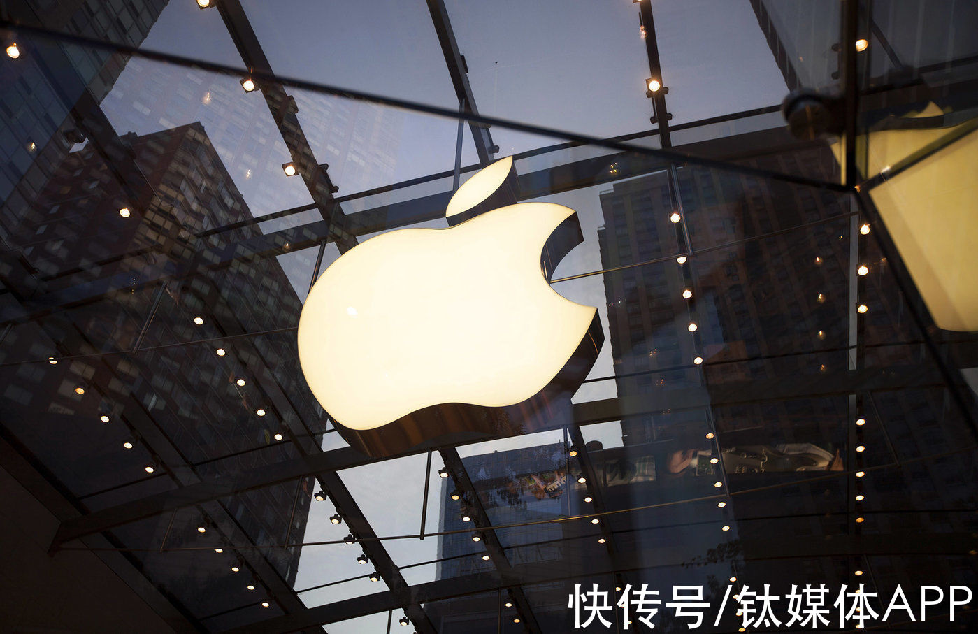 谷歌|「钛晨报」时隔6年，苹果10月再成中国最大智能手机商；加拿大鹅规定中国大陆门店不得退货；微信可直接打开淘宝、抖音页面