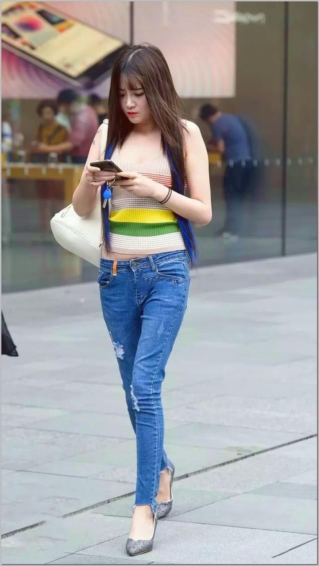 牛仔裤提升自身的优雅气质，绽放你干练秀美的玲珑身姿