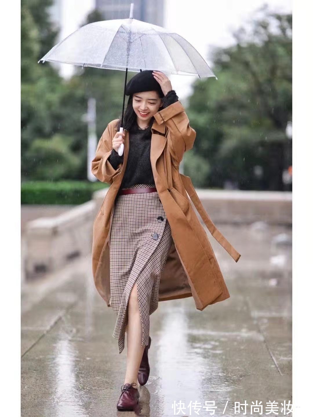 女人|“风衣”怎么穿才优雅显贵,看三木的搭配就知道,适合40岁的女人