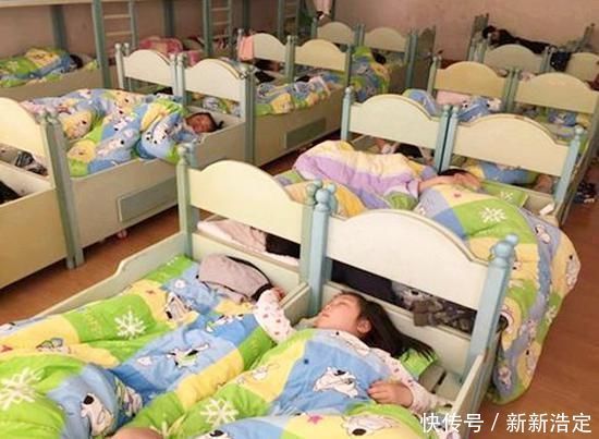 孩子|幼儿园孩子午睡,老师发现一个扣子交给园长,园长:让家长来吧