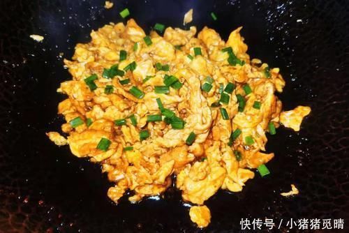 鸡蛋别只会炒番茄,加它一起炒,味道鲜得没话说,吃一次就忘不掉