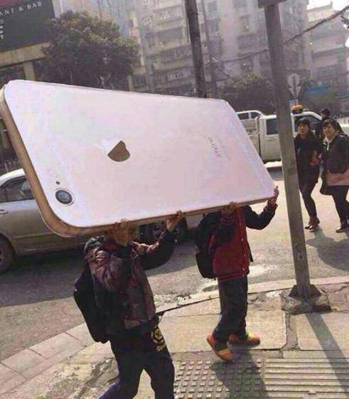 |搞笑图片幽默段子笑话你们两个搬的是玩具手机么,咋这么大呢