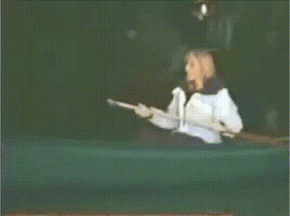 |搞笑GIF动图：这样玩你老婆的化妆品，在作死的边缘徘徊