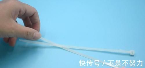 扎带|卫生间放2根塑料扎带,真是厉害了,解决了困扰大家的一个难题