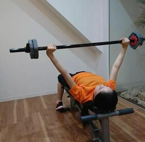 成就|日本53岁阿姨荣获选美冠军,被小24岁男友倒追,这项运动成就了她