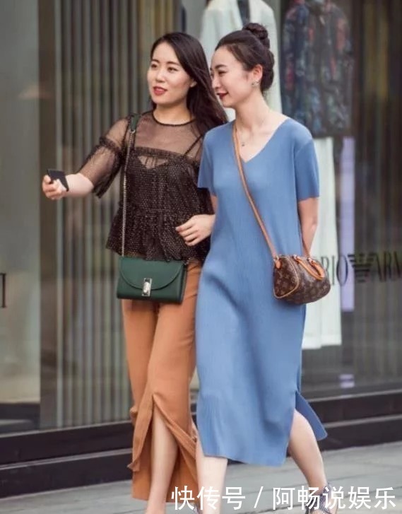 时尚|街拍成熟气质的姐姐，花色上衣搭配牛仔裤，魅力无穷