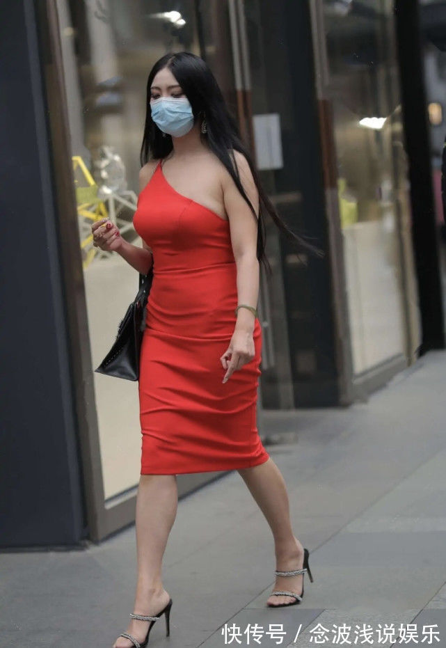 喇叭裤 白色上衣配牛仔裤,版型个性且独特,穿出一股时尚感