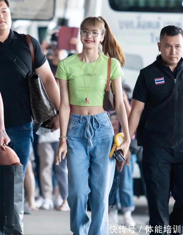 穿搭 白T恤不受宠了,今年流行糖果色T恤,青春时髦还显白!