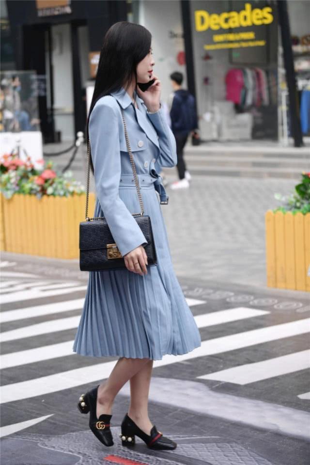 街拍:清新时尚的小姐姐,身穿个性连衣裙,简约而又不失潮流感