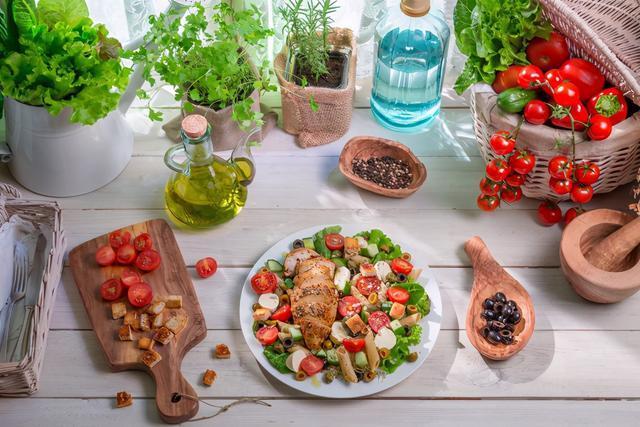 新郎|“最美岳父”走红,宾客误以为是新郎,新娘无奈:这是我爸爸!