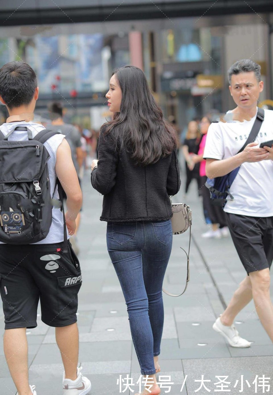 香风|美女街拍:腿这么长的小姐姐,彩礼要个6位数不过分吧,若你不愿意当我没说