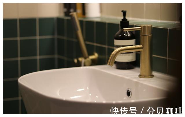 卫生间门|进门无玄关?试试她家的方法,还能多出一个餐厅,实用又耐看!