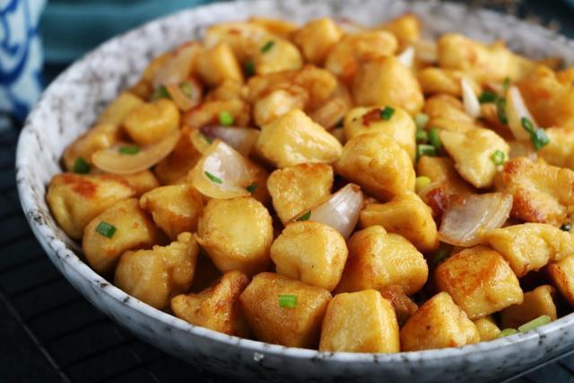 剩馒头别蒸着吃了,5分钟做成早餐,比肉还好吃,每次一锅吃精光