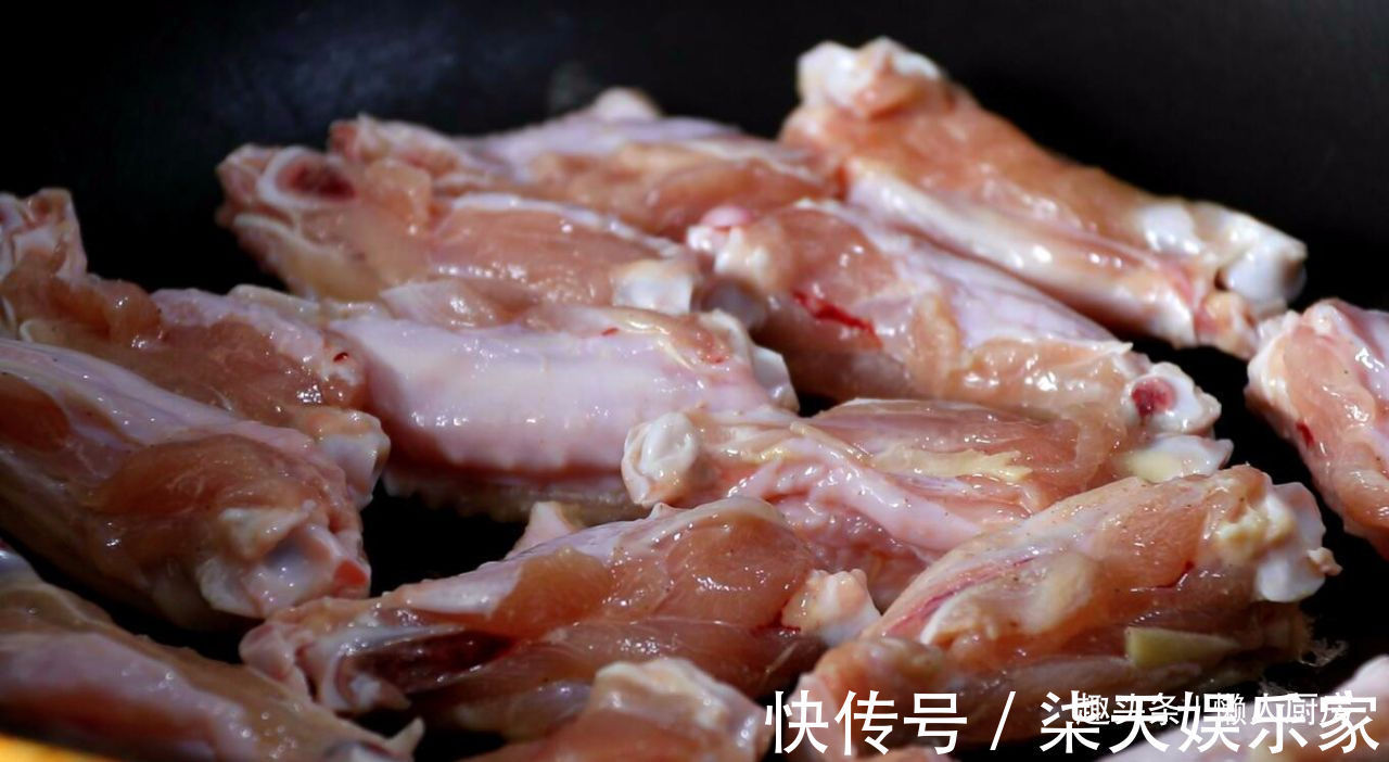 不放油炸,不用油煎,学会鸡翅的新做法,好吃到吮指,皮滑肉嫩