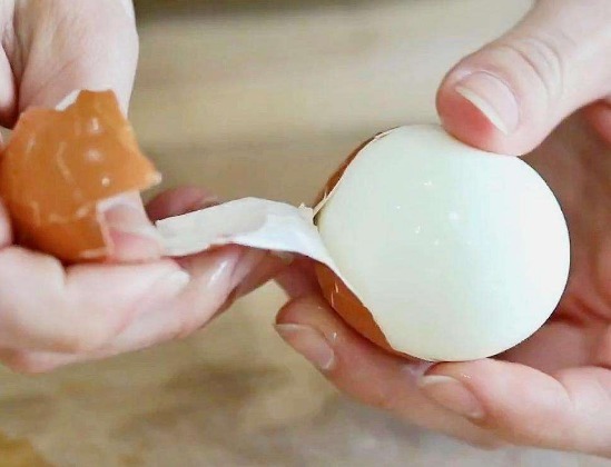 煮鸡蛋,别只会用清水,加点它,蛋壳一碰就掉,吃起来嫩又营养高