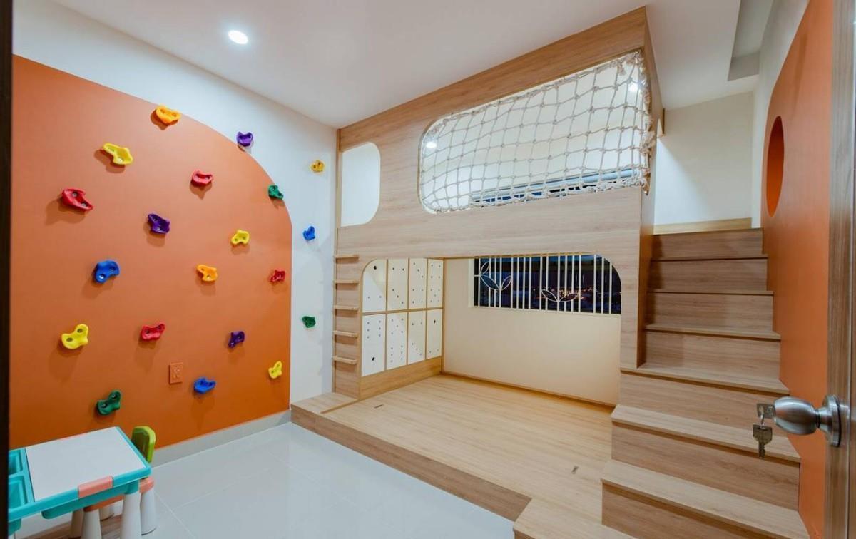 收纳|78㎡“去客厅化”,扔掉沙发靠墙打5cm高地台,一家5口越住越宽敞