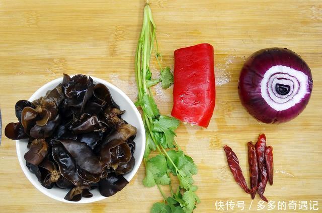 做法|木耳别再炒肉了,教你新做法,酥脆咸香,天天吃都不腻!