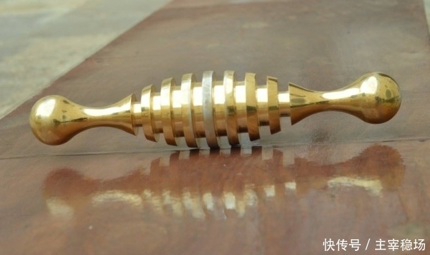 物体|男子古埃及遗址发现的不明金色物体,专家的鉴定却被网友打脸