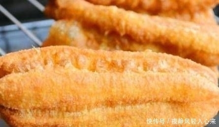 油条|奶奶有一个聪明的方法做油条不要煎或加水,香酥软脆特别好吃,简单零失败