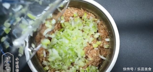 吃法|馄饨皮换个吃法,金黄酥脆,鲜美入味,小伙自己吃两大锅