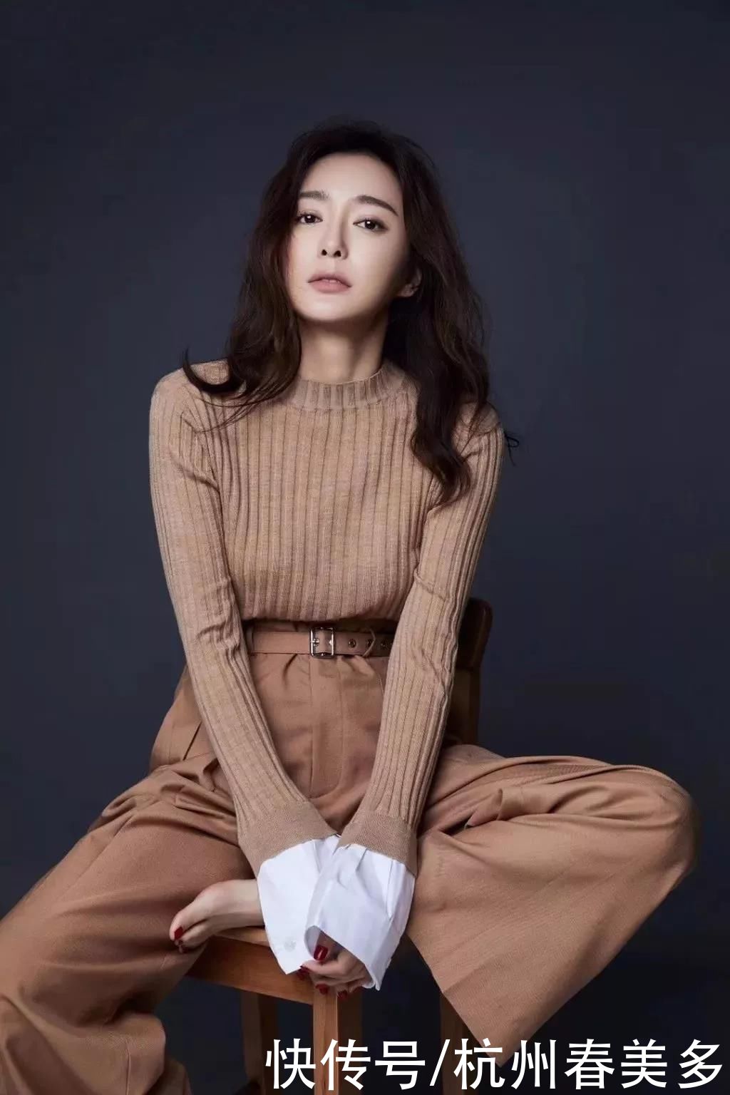 毛衣流行这么塞，修饰腿型还显高5cm