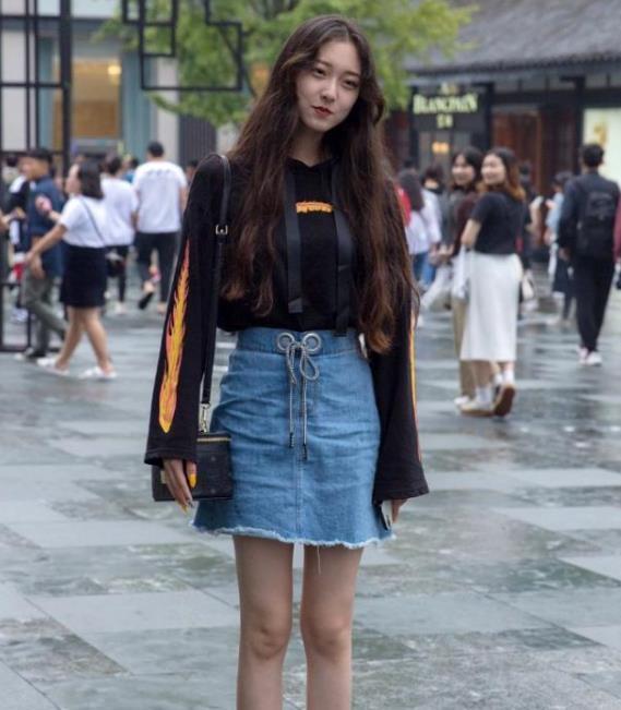 T恤|街拍小姐姐一件V领的黑色短袖T恤搭配牛仔短裤,尽显时尚魅力