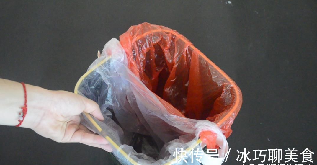 把卷纸筒粘在垃圾桶是上, 这个作用太神奇了, 解决了很多家庭的烦恼