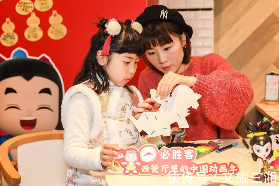 消费者|《葫芦兄弟》闹新春,西餐厅里过大年