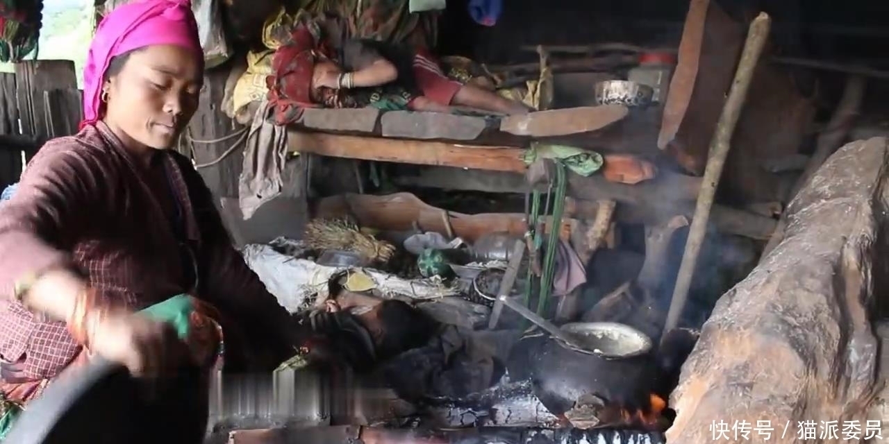 尼泊尔|尼泊尔山区穷人家的生活,房子矮的直不起腰,只吃一个土豆炒蘑菇