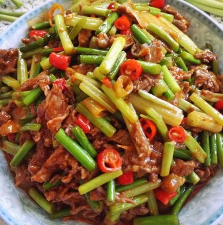  炒牛肉，口感滑嫩有技巧，大厨：牢记3点，牛肉细嫩爽滑，太香了