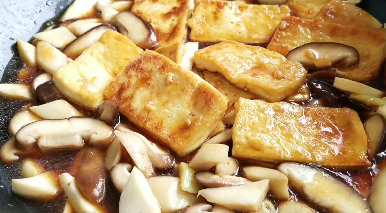 香菇加上豆腐这么做最绝配,上桌就香气四溢,比大鱼大肉都好吃