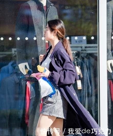 穿搭|街拍：大衣穿在小姐姐身上真是气场全开，小姐姐真是会穿搭！