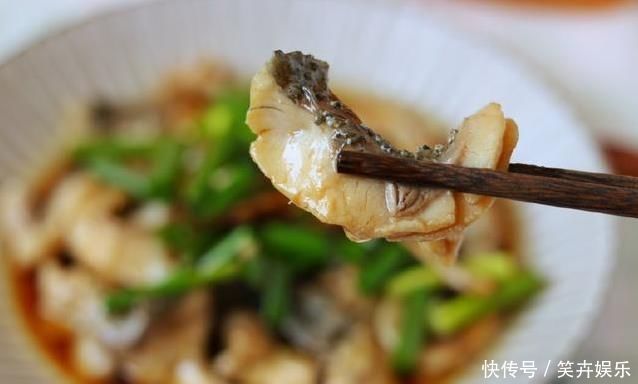 草鱼最好吃的做法,葱香浓郁,1条不够吃,鱼肉嫩滑有妙招