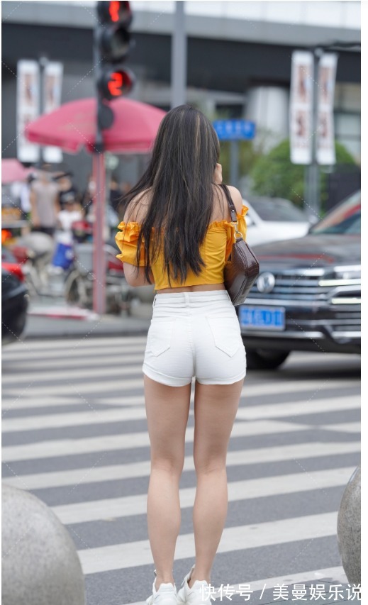 糖果色 胖沙漏型身材穿短裤,搭配一字领短上衣,轻松打造身材曲线美