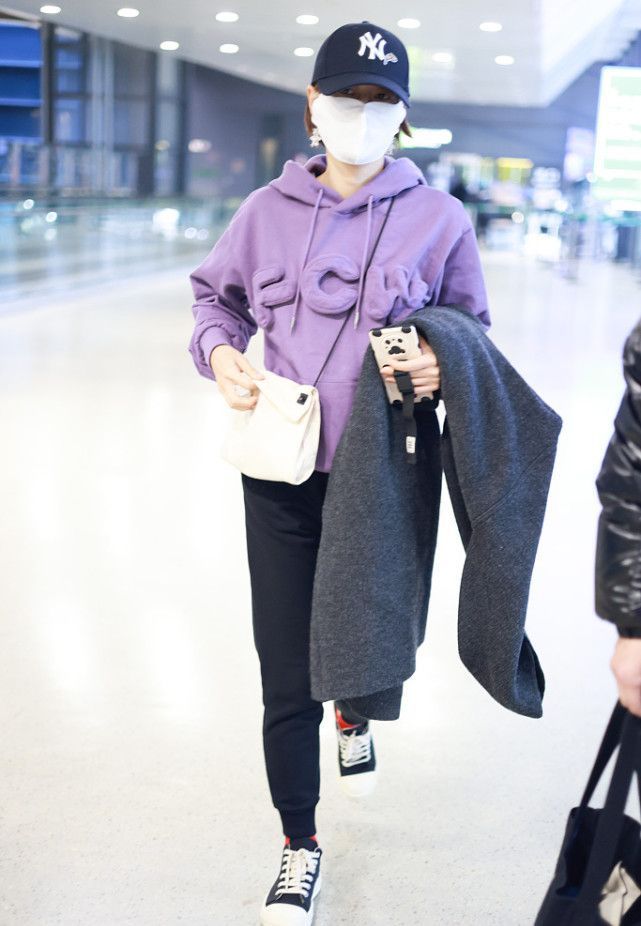 搭配|恋爱实锤?马伊琍携中年男子走机场,穿2千男士卫衣皱巴巴像地摊