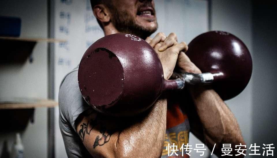 哑铃凳|若想速成胸肌,神器哑铃来帮助你,4个动作练起来