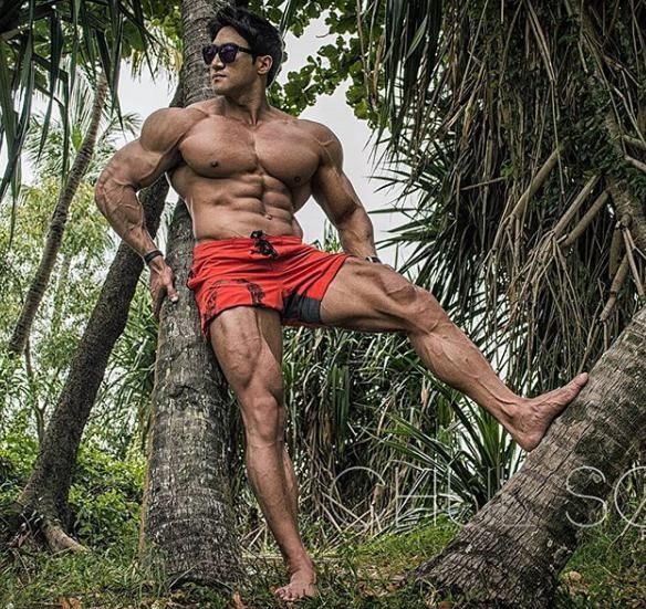 场面|当黄哲勋遇上E杯小姐姐，胸肌完全不输，场面一度十分尴尬