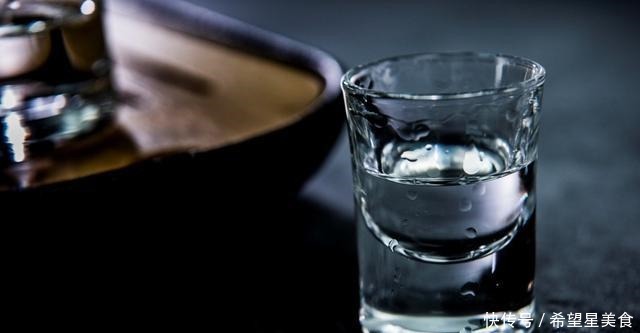  白酒和啤酒混喝有什么后果你知道不同度数的酒不能混喝吗