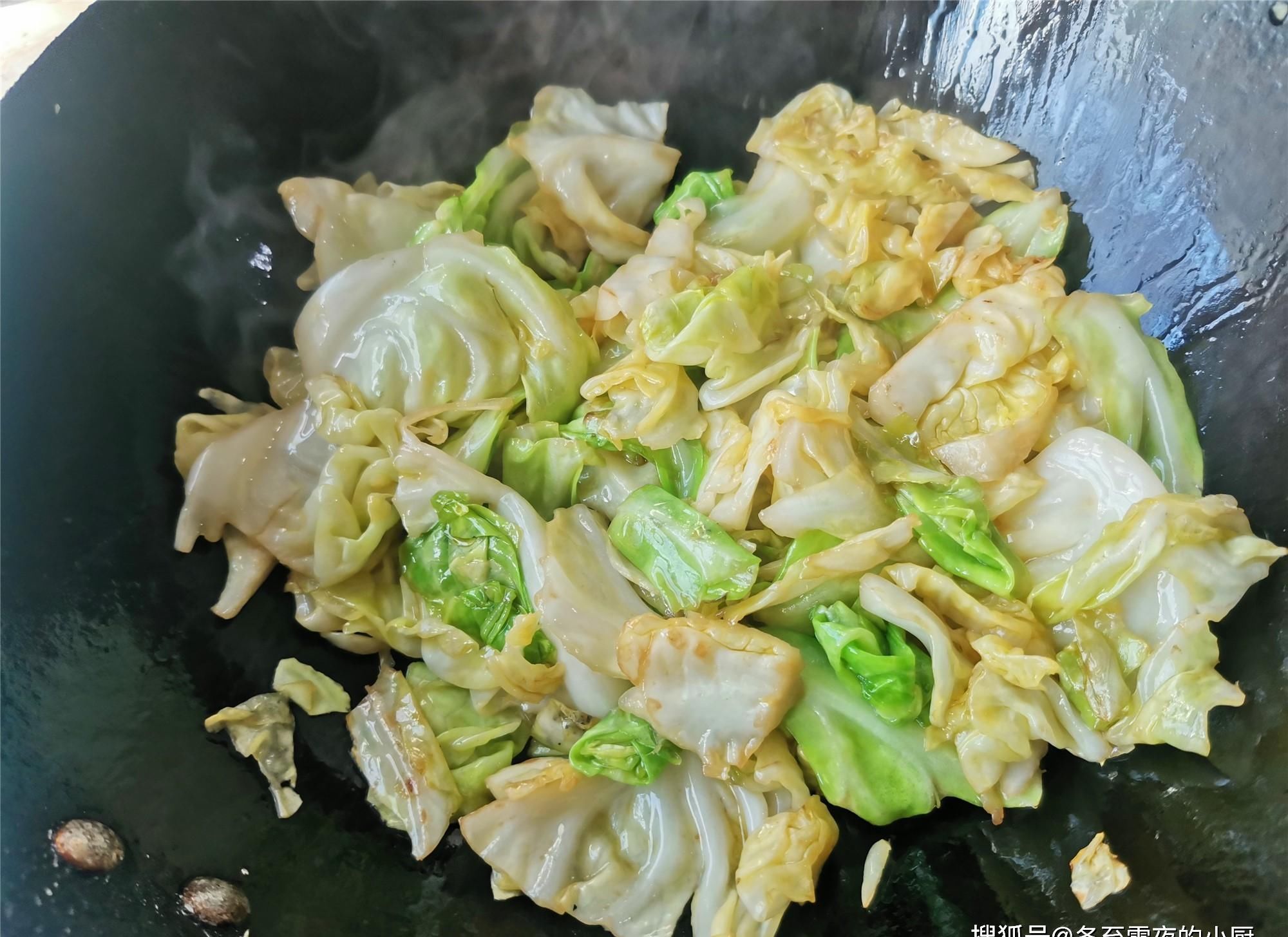 水煮干豆腐家常做法,包菜脆嫩,干豆腐劲道爽滑,不放肉也好吃