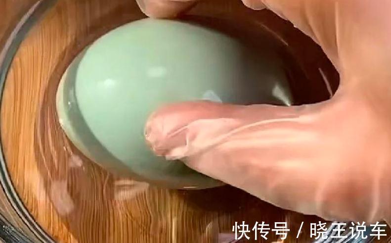 腌咸鸭蛋有窍门：只需2种辅料，10天就熟，蛋黄流油起沙，超级香